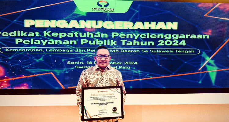 Bupati Banggai, Ir. Amiruddin saat menerima Penghargaan