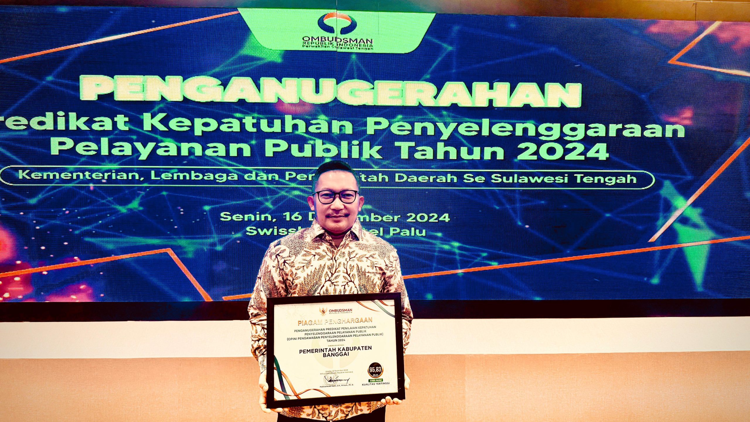 Bupati Banggai, Ir. Amiruddin saat menerima Penghargaan