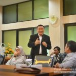 Wartawan Senior Aat Surya Safaat saat menyampaikan materi pada Workshop "Creative Writing" di UIN Syarif Hidayatullah Jakarta, Senin 23 Desember 2024 (Foto: Humas UIN Jakarta)