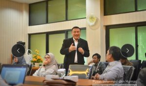 Wartawan Senior Aat Surya Safaat saat menyampaikan materi pada Workshop "Creative Writing" di UIN Syarif Hidayatullah Jakarta, Senin 23 Desember 2024 (Foto: Humas UIN Jakarta)