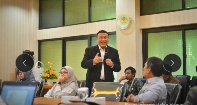 Wartawan Senior Aat Surya Safaat saat menyampaikan materi pada Workshop "Creative Writing" di UIN Syarif Hidayatullah Jakarta, Senin 23 Desember 2024 (Foto: Humas UIN Jakarta)