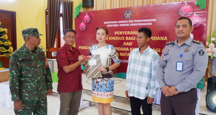 Kepala Lembaga Pemasyarakatan Kelas II B Luwuk, Efendy Wahyudi saat menyerahkan Remisi Kepada Perwakilan salah satu WBP di Lapas Luwuk