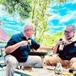 Pertemuan dua sahabat, masing-masing pendiri DePA-RI, TM Luthfi Yazid (kanan) dan pendiri Indonesian PhD Council, Prof Dr. Hayyan ul Haq (kiri) di Lombok NTB belum lama berselang (Foto: Humas DePA-RI)
