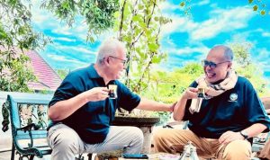 Pertemuan dua sahabat, masing-masing pendiri DePA-RI, TM Luthfi Yazid (kanan) dan pendiri Indonesian PhD Council, Prof Dr. Hayyan ul Haq (kiri) di Lombok NTB belum lama berselang (Foto: Humas DePA-RI)