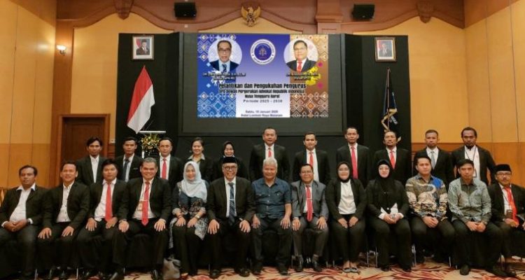Ketum DePA-RI Dr. TM Luthfi Yazid (enam, kiri depan, berpeci hitam) foto bersama dengan para pengurus DPD DePA-RI NTB di Mataram akhir pekan lalu (Foto: Humas DePA-RI)