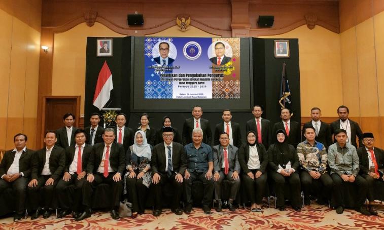 Ketum DePA-RI Dr. TM Luthfi Yazid (enam, kiri depan, berpeci hitam) foto bersama dengan para pengurus DPD DePA-RI NTB di Mataram akhir pekan lalu (Foto: Humas DePA-RI)