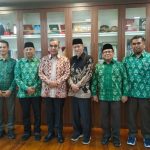 Ketua Umum Pengurus Besar Mathla'ul Anwar (PBMA) KH Embay Mulya Syarief (empat, kanan) beraudiensi dengan Ketua MPR RI Ahmad Muzani (empat, kiri) di Komplek MPR-DPR Jakarta pada 21 Januari 2025 (Foto: Humas PBMA)