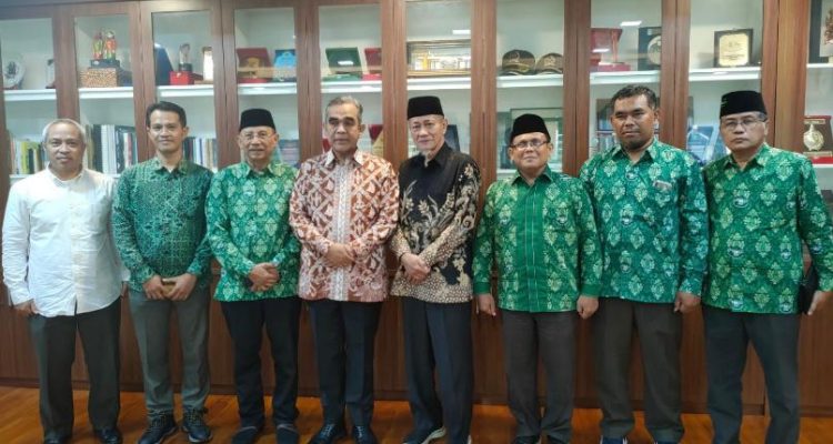 Ketua Umum Pengurus Besar Mathla'ul Anwar (PBMA) KH Embay Mulya Syarief (empat, kanan) beraudiensi dengan Ketua MPR RI Ahmad Muzani (empat, kiri) di Komplek MPR-DPR Jakarta pada 21 Januari 2025 (Foto: Humas PBMA)