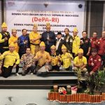 Ketua Umum DePA-RI Dr. TM Luthfi Yazid, SH., LLM (tengah, berjas hitam) menerima cindera mata berupa mandau dan topi khas Kalsel pada pelantikan pengurus DPD dan DPC DePA-RI di Kalsel. Acara pelantikan berlangsung di Banjarmasin pada 29 Januari 2025 (Foto: Dok. Humas DePA-RI)