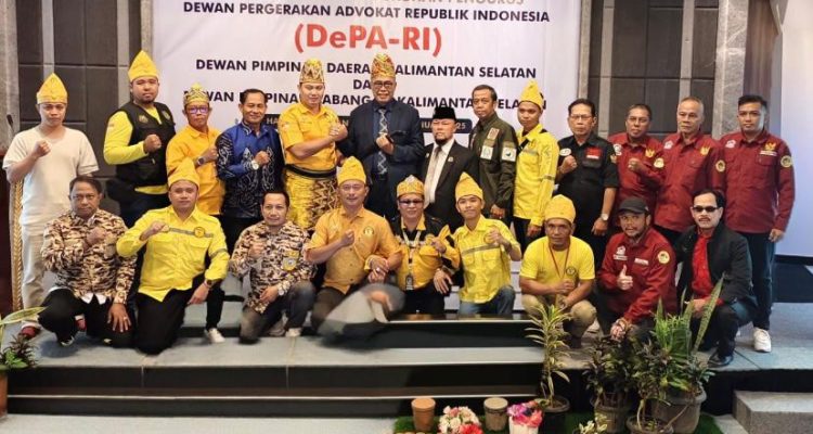Ketua Umum DePA-RI Dr. TM Luthfi Yazid, SH., LLM (tengah, berjas hitam) menerima cindera mata berupa mandau dan topi khas Kalsel pada pelantikan pengurus DPD dan DPC DePA-RI di Kalsel. Acara pelantikan berlangsung di Banjarmasin pada 29 Januari 2025 (Foto: Dok. Humas DePA-RI)