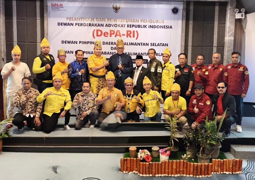 Ketua Umum DePA-RI Dr. TM Luthfi Yazid, SH., LLM (tengah, berjas hitam) menerima cindera mata berupa mandau dan topi khas Kalsel pada pelantikan pengurus DPD dan DPC DePA-RI di Kalsel. Acara pelantikan berlangsung di Banjarmasin pada 29 Januari 2025 (Foto: Dok. Humas DePA-RI)