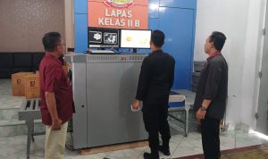 Kepala Lembaga Pemasyarakatan Kelas II B Luwuk, Efendy Wahyudi langsung monitor Pemeriksaan Bawaan Pengunjung Lapas