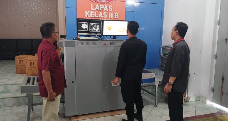 Kepala Lembaga Pemasyarakatan Kelas II B Luwuk, Efendy Wahyudi langsung monitor Pemeriksaan Bawaan Pengunjung Lapas