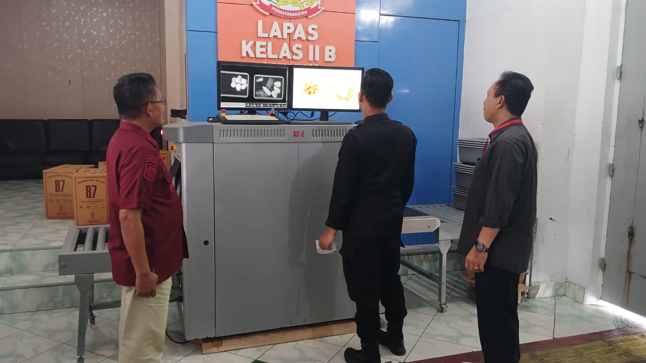Kepala Lembaga Pemasyarakatan Kelas II B Luwuk, Efendy Wahyudi langsung monitor Pemeriksaan Bawaan Pengunjung Lapas