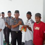 Kepala Lembaga Pemasyarakatan Kelas II B Luwuk, Efendy Wahyudi Saat memberikan Bantuan Sarung kepada Salah Satu Perwakilan WBP Luwuk