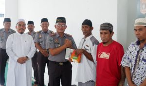 Kepala Lembaga Pemasyarakatan Kelas II B Luwuk, Efendy Wahyudi Saat memberikan Bantuan Sarung kepada Salah Satu Perwakilan WBP Luwuk