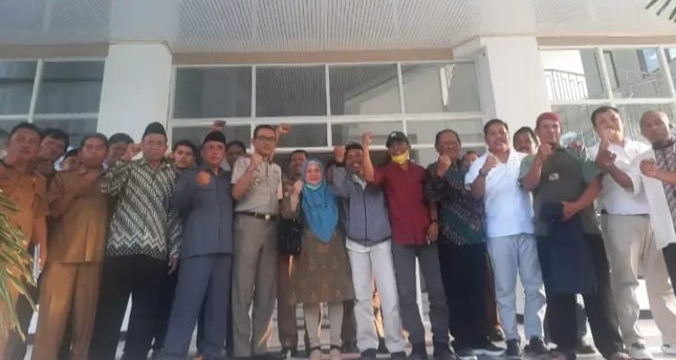Foto bersama perwakilan PT.KLS bersama BPN, Komisi I DPRD dan Warga Toili, usai Rapat Dengar Pendapat (RDP) yang dipimpin Ketua Komisi Irwanto Kulap, Selasa (9/8/2022) lalu.