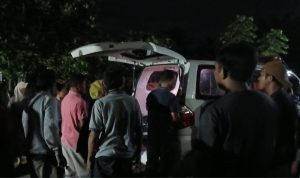 Jenazah Warga Moilong Almarhum Natu saat tiba di rumah duka di Desa Toili, Kecamatan Toili, Minggu (16/3/2025).