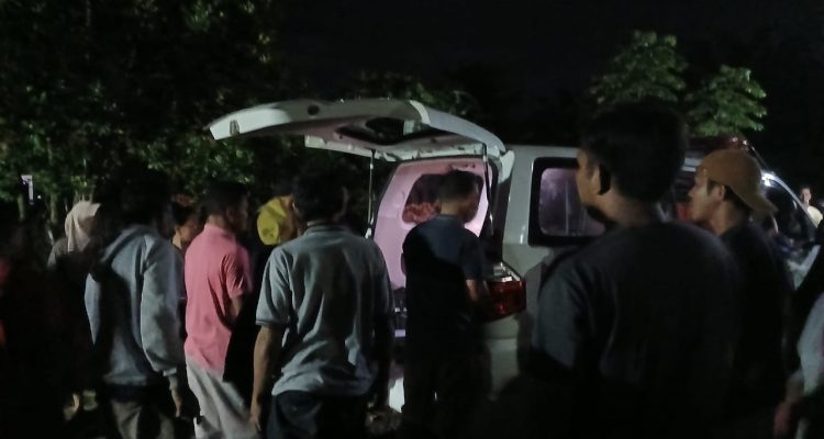 Jenazah Warga Moilong Almarhum Natu saat tiba di rumah duka di Desa Toili, Kecamatan Toili, Minggu (16/3/2025).