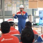 Direktur Marketing & Development Pertamina Drilling memberikan arahan kepada pekerja & melakukan tinjauan lapangan saat melakukan MWT & SAFRAM di RIG PDSI#52.2 yang berlokasi di WK Rokan (10/3).