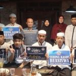 Sejumlah anak yatim menerima beasiswa secara simbolis pada acara "Program Ramadhan" yang digelar Forum Akademisi Indonesia (FAI) di Depok Jawa Barat, Minggu 16 Maret 2025 (Foto: Dok. Humas FAI)