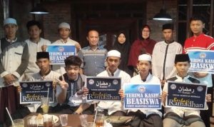 Sejumlah anak yatim menerima beasiswa secara simbolis pada acara "Program Ramadhan" yang digelar Forum Akademisi Indonesia (FAI) di Depok Jawa Barat, Minggu 16 Maret 2025 (Foto: Dok. Humas FAI)