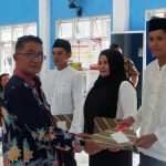 Kepala Lembaga Pemasyarakatan Kelas II B Luwuk, Efendi Wahyudi saat memberikan Remisi secara simbolis kepada Salah Satu WBP Luwuk