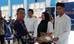 Kepala Lembaga Pemasyarakatan Kelas II B Luwuk, Efendi Wahyudi saat memberikan Remisi secara simbolis kepada Salah Satu WBP Luwuk