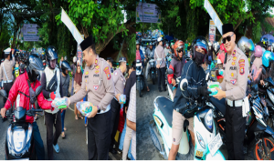 Kasatlantas Polres Banggai, AKP I Made Bagus Aditya dan Kanit REgident Polres Banggai Ipda Suparjan, SH saat membagikan Takjil Ramadhan di Tugu Adipura