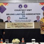 Ketua Umum DePA-RI, Dr. TM Luthfi Yazid, S.H., LL.M. (kanan) menerima cinderamata dari Presiden Beijing Lawyers Association ( BLA), Liu Yanling (kiri) di Jakarta, Rabu 9 April 2025 (Foto: Humas DePA-RI).