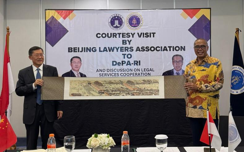 Ketua Umum DePA-RI, Dr. TM Luthfi Yazid, S.H., LL.M. (kanan) menerima cinderamata dari Presiden Beijing Lawyers Association ( BLA), Liu Yanling (kiri) di Jakarta, Rabu 9 April 2025 (Foto: Humas DePA-RI).