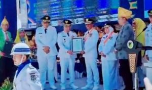 Bupati Kabupaten Banggai Kepulauan, Rusly Moidady saat menerima Penghargaan dari Gubernur Sulteng Anwar Hafid