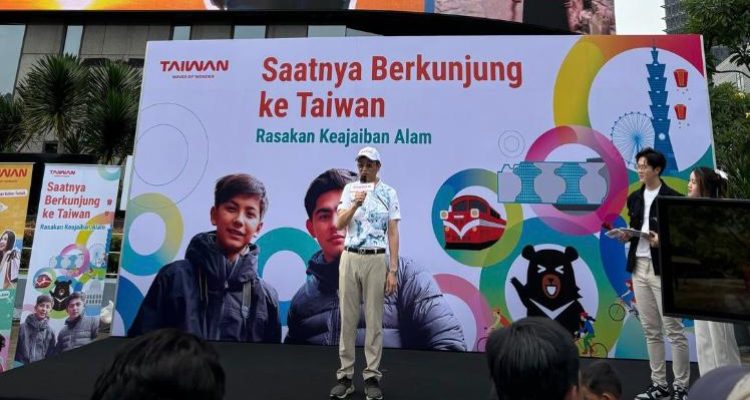 Wakil Kepala Taipei Economic and Trade Office (TETO) Lin Xin Ren memberikan sambutan pada acara Promosi Pariwisata Taiwan di Acara Car Free Day Jakarta, Minggu 13 April 2025 (Foto: Humas TETO)