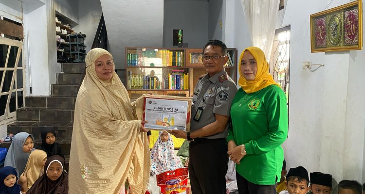 Kepala Lemabaga Pemasyarakatan Kelas II B Luwuk, Efendy Wahyudi Saat memberikan Santunan dalam rangka menyambut Hari Bakti Pemasyarakatan ke 61