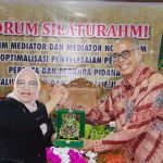 Ketua Umum DePA-RI, Dr. TM Luthfi Yazid, SH, LLM (kanan) menerima cindera mata dari Ketua Pengadilan Tinggi Palangka Raya, Dr. Hj. Diah Sulastri Dewi, SH, MH (kiri) usai FGD terkait Mediasi dalam Penyelesaian Perkara di Aula Pengadilan Tinggi Palangka Raya pada 16 April 2025 (Foto: Humas DePA-RI)