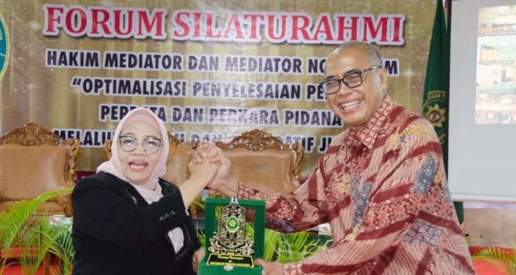 Ketua Umum DePA-RI, Dr. TM Luthfi Yazid, SH, LLM (kanan) menerima cindera mata dari Ketua Pengadilan Tinggi Palangka Raya, Dr. Hj. Diah Sulastri Dewi, SH, MH (kiri) usai FGD terkait Mediasi dalam Penyelesaian Perkara di Aula Pengadilan Tinggi Palangka Raya pada 16 April 2025 (Foto: Humas DePA-RI)
