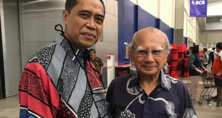 Ketua Umum DePA-RI Dr. TM Luthfi Yazid (kiri) bersama Menteri Lingkungan Hidup era Pak Harto, Prof. Dr. Emil Salim (kanan). (Foto: Dok. Humas DePA-RI)