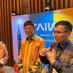 Dr. Trust Lin, Deputy Representative TETO (tengah) dan Shih-Pi Chou, Director of Taiwan Tourism Information Center in Jakarta (kanan) saat berbincang dengan wartawan di sela Workshop "Pariwisata Taiwan 2025" di Jakarta pada 21 April 2025 (Foto: Dok. TETO)