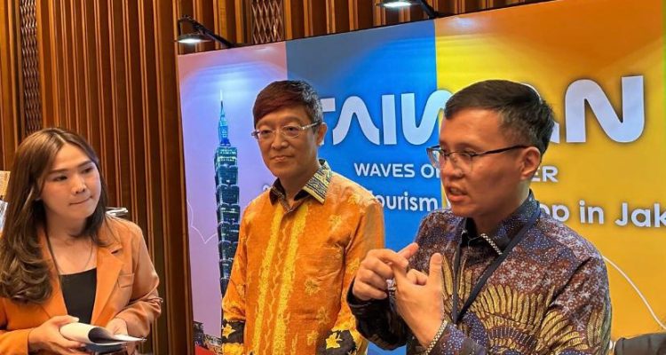 Dr. Trust Lin, Deputy Representative TETO (tengah) dan Shih-Pi Chou, Director of Taiwan Tourism Information Center in Jakarta (kanan) saat berbincang dengan wartawan di sela Workshop "Pariwisata Taiwan 2025" di Jakarta pada 21 April 2025 (Foto: Dok. TETO)