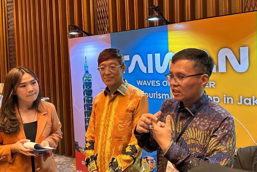 Dr. Trust Lin, Deputy Representative TETO (tengah) dan Shih-Pi Chou, Director of Taiwan Tourism Information Center in Jakarta (kanan) saat berbincang dengan wartawan di sela Workshop "Pariwisata Taiwan 2025" di Jakarta pada 21 April 2025 (Foto: Dok. TETO)