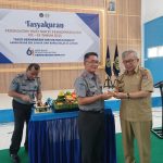 Kepala Lembaga Pemasyarakatan Kelas II B , Efendy Wahyudi saat memberikan Potongan Tumpeng kepada Wakil Bupati Banggai, Drs. Furqanuddin Masulili