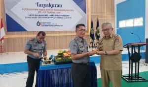 Kepala Lembaga Pemasyarakatan Kelas II B , Efendy Wahyudi saat memberikan Potongan Tumpeng kepada Wakil Bupati Banggai, Drs. Furqanuddin Masulili