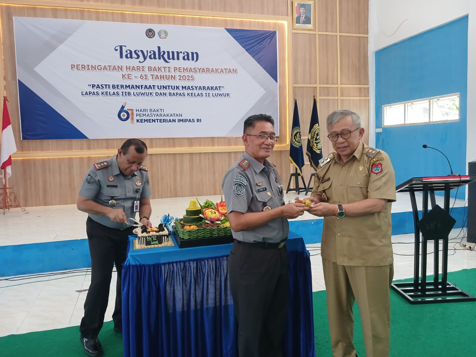 Kepala Lembaga Pemasyarakatan Kelas II B , Efendy Wahyudi saat memberikan Potongan Tumpeng kepada Wakil Bupati Banggai, Drs. Furqanuddin Masulili