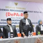 Ketua Umum Dewan Pergerakan Advokat Republik Indonesia (DePA-RI) Dr. TM Luthfi Yazid, S.H., LL.M (tengah) melantik para advokat baru DePA-RI di Banjarmasin Kalimantan Selatan pada 29 April 2025 (Foto: Humas DePA-RI).