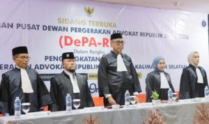 Ketua Umum Dewan Pergerakan Advokat Republik Indonesia (DePA-RI) Dr. TM Luthfi Yazid, S.H., LL.M (tengah) melantik para advokat baru DePA-RI di Banjarmasin Kalimantan Selatan pada 29 April 2025 (Foto: Humas DePA-RI).