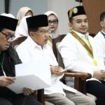 Ketua Umum Dewan Masjid Indonesia (DMI) Jusuf Kalla (dua, kiri) bersama Ketua Umum Perhimpunan Remaja Masjid (PRIMA) DMI Munawar Khalil (dua, kanan) pada rapat membahas kiprah Remaja Masjid dan Keumatan di Jakarta baru-baru ini (Foto: Humas PRIMA-DMI)