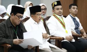 Ketua Umum Dewan Masjid Indonesia (DMI) Jusuf Kalla (dua, kiri) bersama Ketua Umum Perhimpunan Remaja Masjid (PRIMA) DMI Munawar Khalil (dua, kanan) pada rapat membahas kiprah Remaja Masjid dan Keumatan di Jakarta baru-baru ini (Foto: Humas PRIMA-DMI)