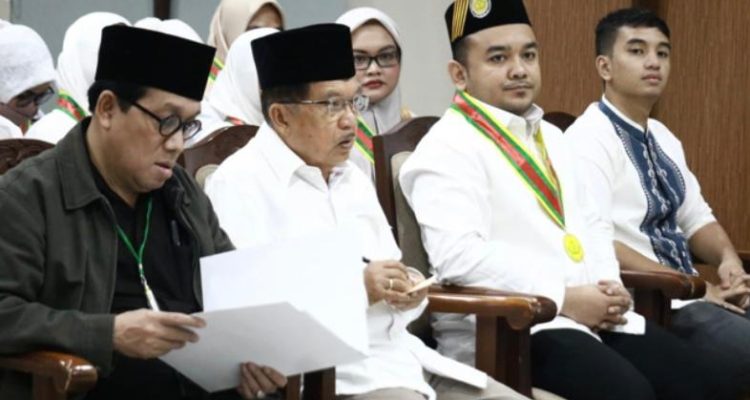 Ketua Umum Dewan Masjid Indonesia (DMI) Jusuf Kalla (dua, kiri) bersama Ketua Umum Perhimpunan Remaja Masjid (PRIMA) DMI Munawar Khalil (dua, kanan) pada rapat membahas kiprah Remaja Masjid dan Keumatan di Jakarta baru-baru ini (Foto: Humas PRIMA-DMI)