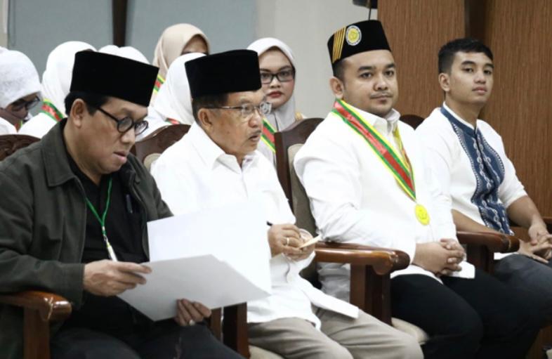 Ketua Umum Dewan Masjid Indonesia (DMI) Jusuf Kalla (dua, kiri) bersama Ketua Umum Perhimpunan Remaja Masjid (PRIMA) DMI Munawar Khalil (dua, kanan) pada rapat membahas kiprah Remaja Masjid dan Keumatan di Jakarta baru-baru ini (Foto: Humas PRIMA-DMI)