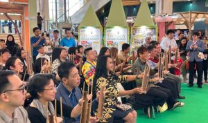 Para tamu undangan diajak bermain angklung pada acara Pameran Agrowisata Taiwan 2025 yang digelar di Jakarta, Sabtu, 24 Mei 2025 (Foto: Humas TETO)
